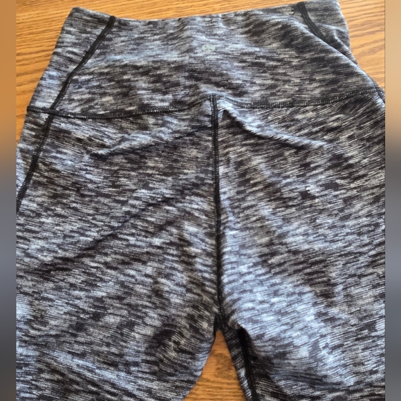 Lululemon Cropped Leggings Sheer Mesh Sides Black Gray Size 6 Capri Yoga Pants - Picture 3 of 7